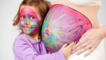 Malování na těhotenská bříška. Pro ženy má umění i jiný benefit než jen hezkou fotku