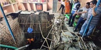 Tragédie v indickém chrámu: Pod davem se propadla podlaha, desítky lidí spadly do studny