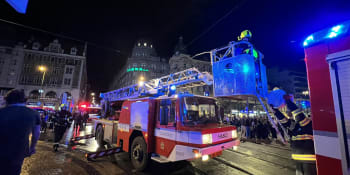 V centru Prahy hořel známý noční klub. Zásah hasičů komplikovali opilí turisté z diskotéky