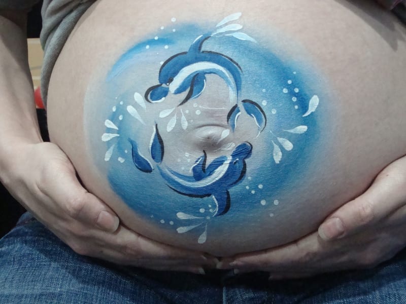 Malování na těhotenské bříško je oblíbenou technikou pro zaznamenání vzpomínky.
