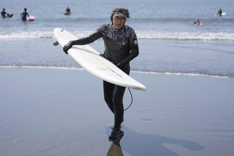 Sano je v necelých 90 letech nejstarším surfařem na světě.