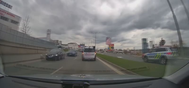 Zfetovaný řidič v Plzni ohrožoval lidi benzince. Při úprku před policisty porušil, co mohl