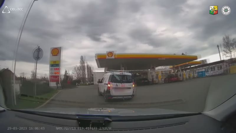 Zfetovaný řidič předváděl nepochopitelné manévry u plzeňské benzinky.