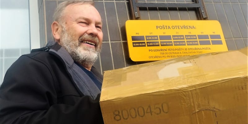 Se zrušením této pošty na Klimkovické ulici v Ostravě-Porubě zásadně nesouhlasí její stálý zákazník, 60letý pan Václav. Právě si tu vyzvedl balík. 