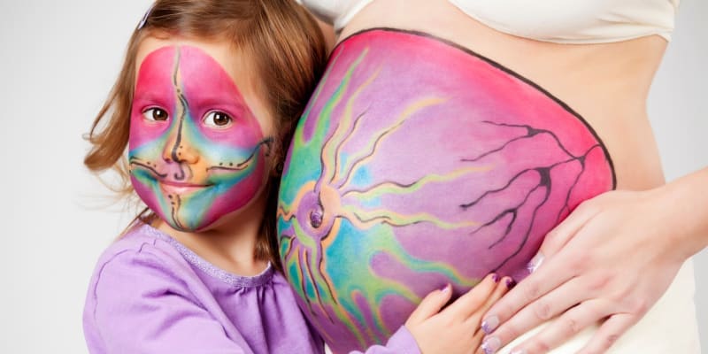Malování na obličej a tělo děti většinou zbožňují, užijí si ho ale i maminky.