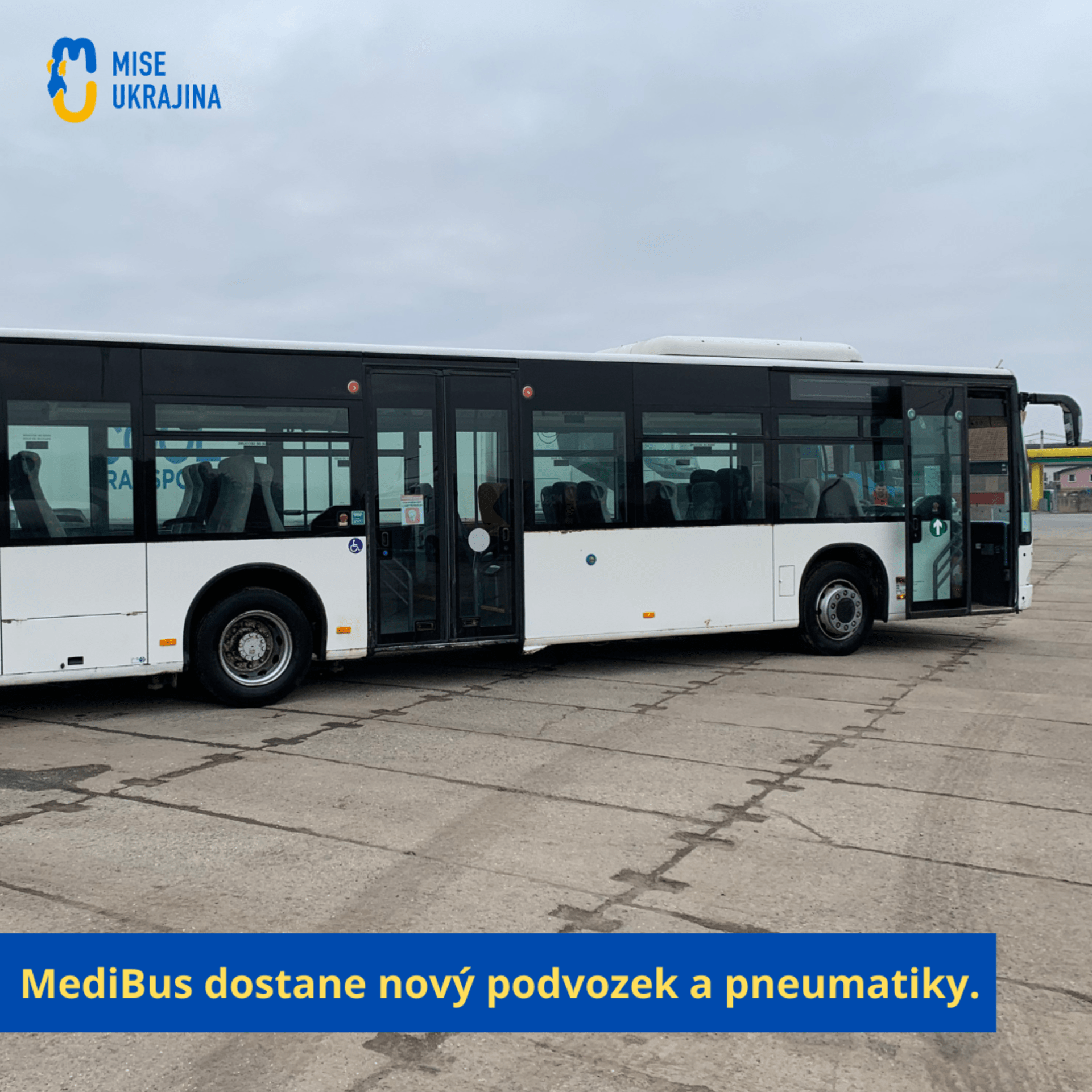 Čeští dobrovolníci z projektu Mise Ukrajina předělávají autobus na pojízdnou polní nemocnici.