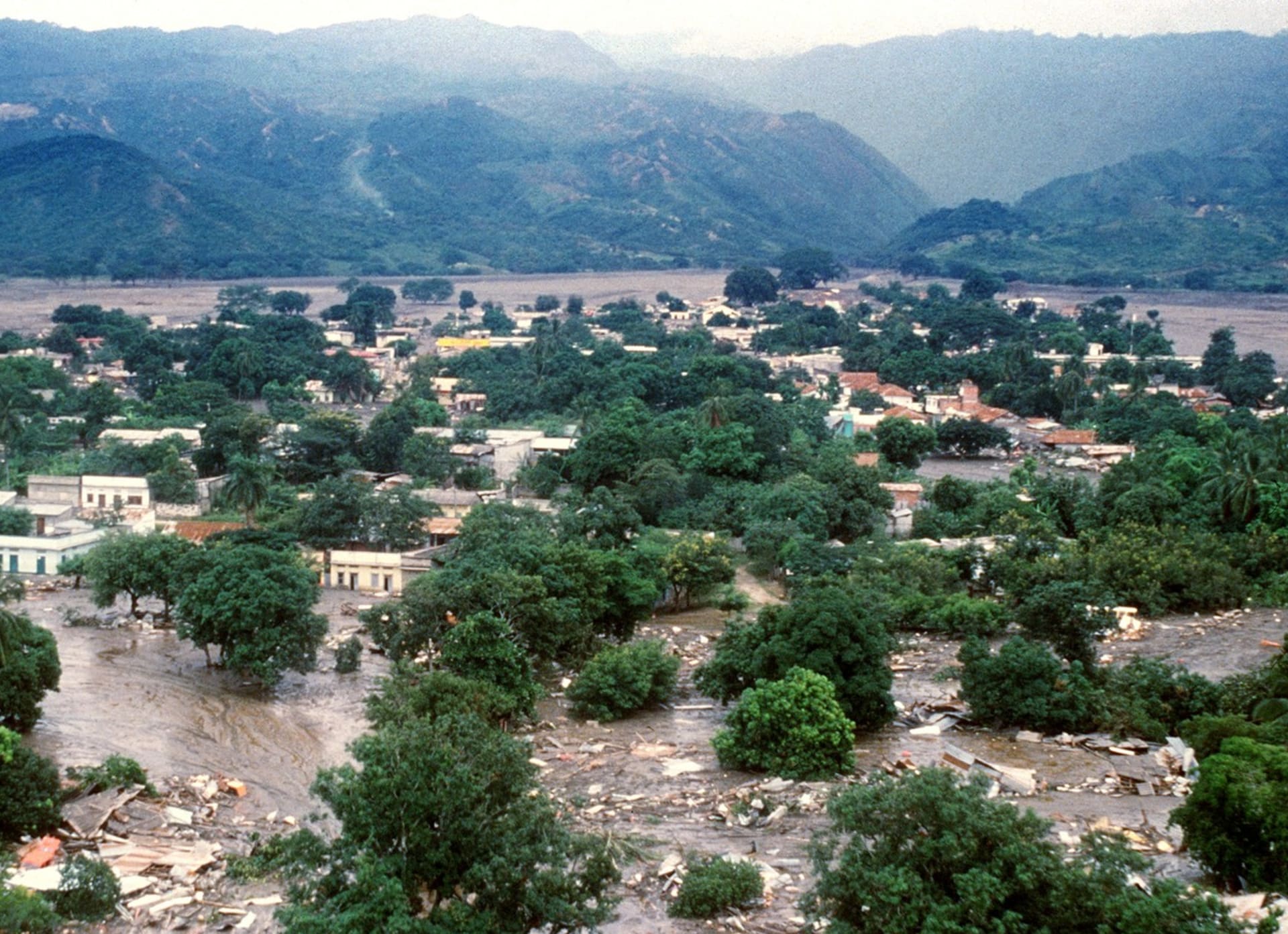 Výbuch a následná lavina bahna a kamení zabila v roce 1985 v obci Armero, která je od sopky Nevado de Ruiz vzdálená okolo 100 kilometrů, desítky tisíc lidí, zničila i další obce