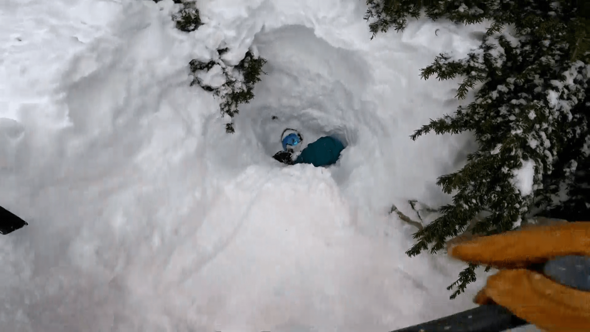 Po několika minutách se mu podařilo odhrabat sníh natolik, aby viděl hlavu zavaleného snowboardisty. 