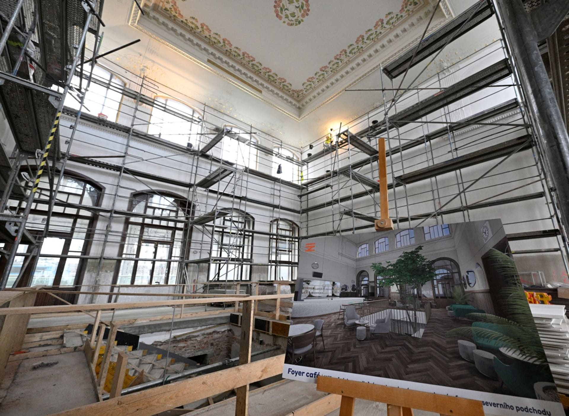 Prohlídka historických sálů Fantovy budovy na pražském hlavním nádraží, jejichž rekonstrukce spěje do finále