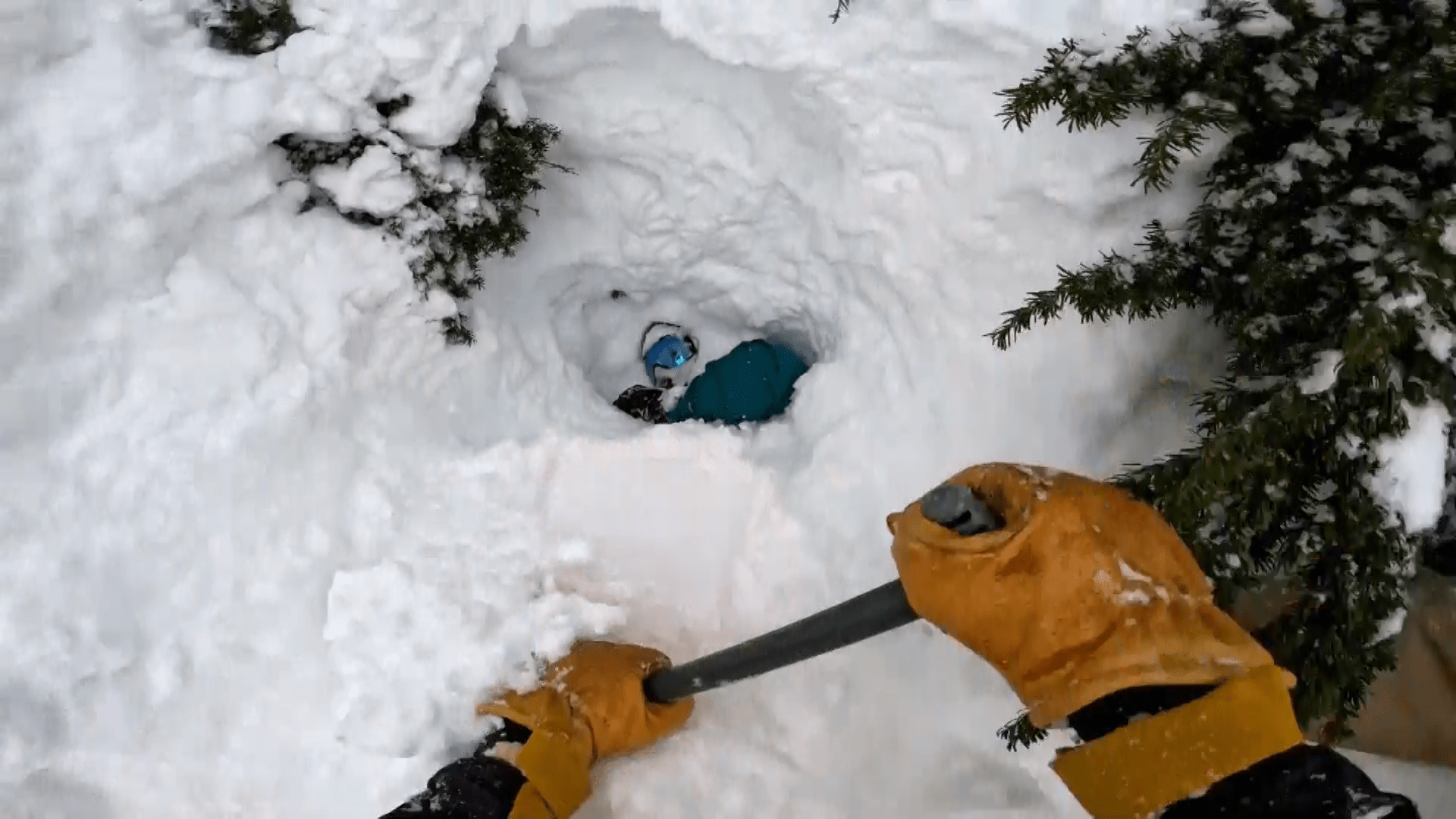 Po několika minutách se mu podařilo odhrabat sníh natolik, aby viděl hlavu zavaleného snowboardisty. 