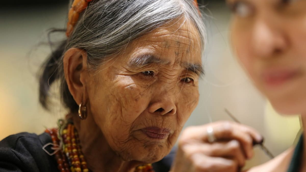 Nejstarší žena v celé historii na titulní straně magazínu Vogue, stošestiletá tatérka Apo Whang-Odová