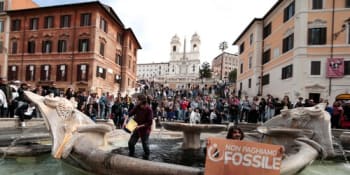 Klimatičtí aktivisté poničili slavnou fontánu v Římě. Dost, zuří ministr a chce tvrdé tresty