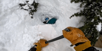 Dramatická záchrana. Lyžař si všiml snowboardu trčícího ze závěje, muž v ní málem zemřel 