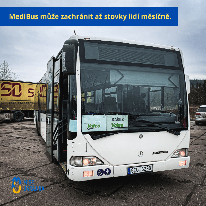 Čeští dobrovolníci z projektu Mise Ukrajina předělávají autobus na pojízdnou polní nemocnici.