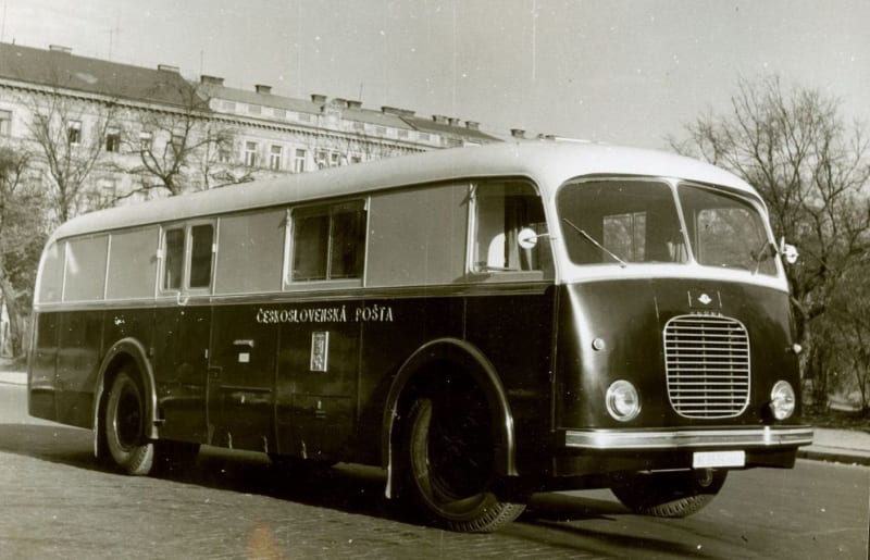 Prvním vozem automobilové pošty byl v roce 1958 upravený autobus Škoda 706 RO.