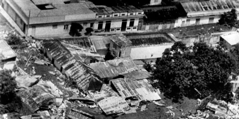 Výbuch a následná lavina bahna a kamení zabila v roce 1985 v obci Armero, která je od sopky Nevado de Ruiz vzdálená okolo 100 kilometrů, desítky tisíc lidí, zničila i další obce