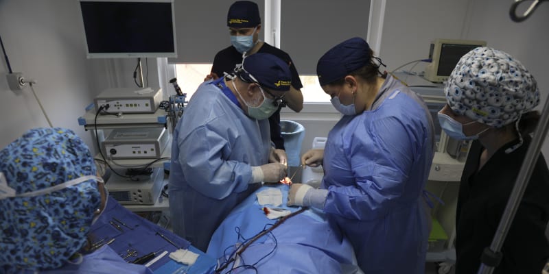 Lékaři z Kanady a USA pomáhají Ukrajincům s obzvlášť komplikovanými zraněními.