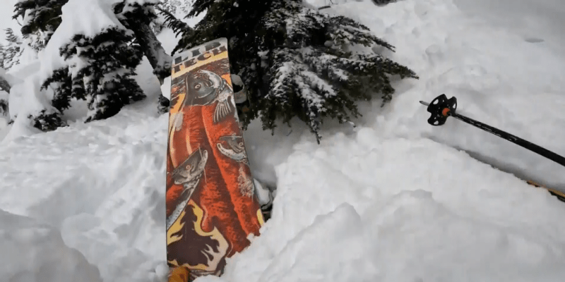 Během sjezdu si všiml, že ze sněhu trčí kus snowboardu, málem ho přejel.