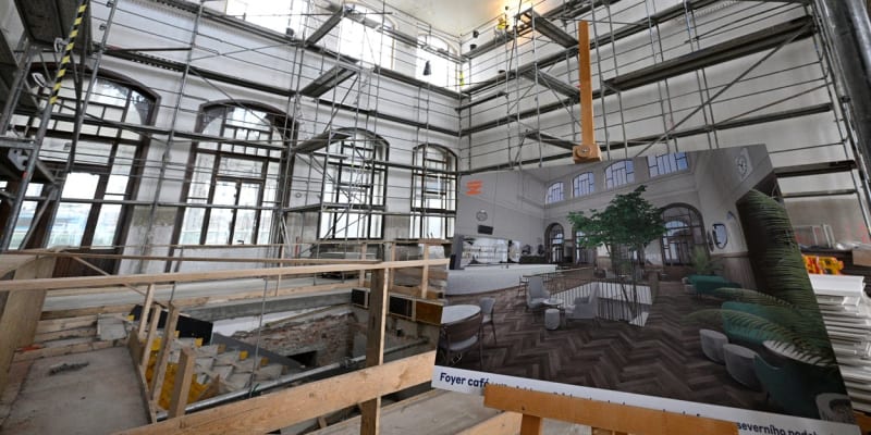 Prohlídka historických sálů Fantovy budovy na pražském hlavním nádraží, jejichž rekonstrukce spěje do finále