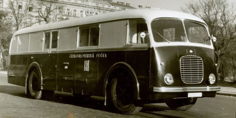 Prvním vozem automobilové pošty byl v roce 1958 upravený autobus Škoda 706 RO.