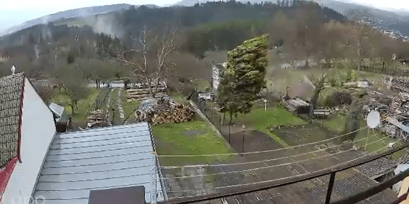 Lovci bouřek zveřejnili video, které má zachycovat dotek tornáda se zemí u Letovic.