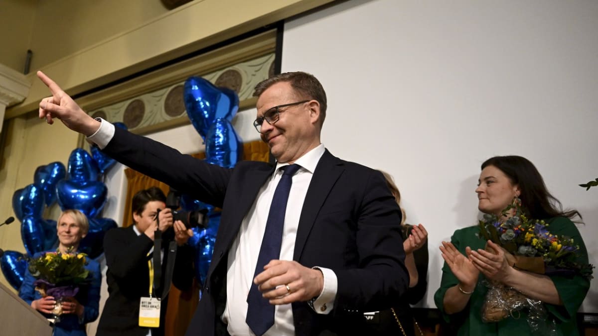 Předseda Národní koaliční strany Petteri Orpo slaví vítězství ve volbách