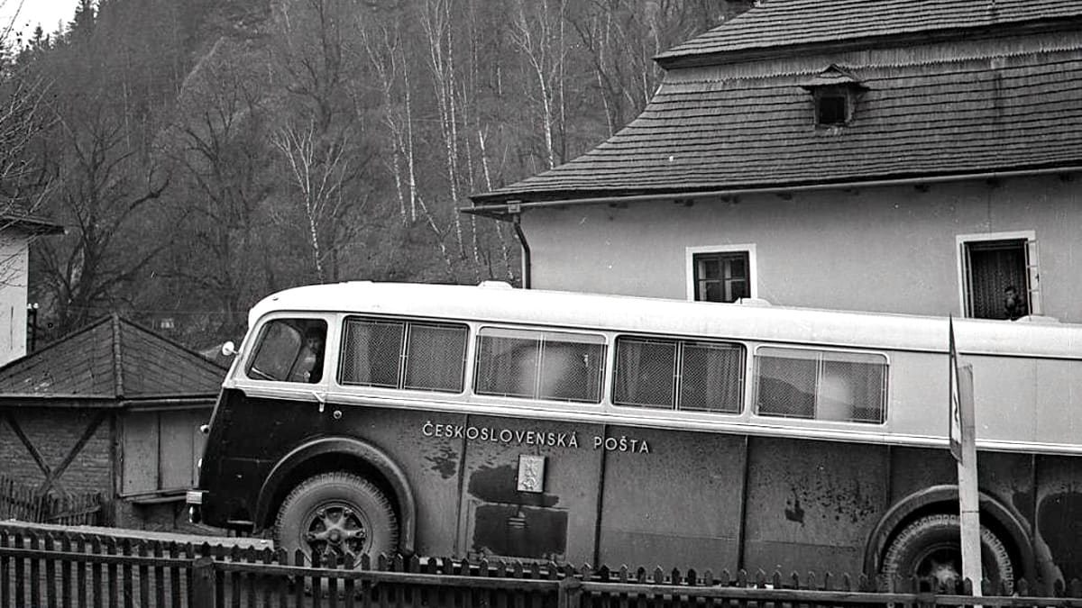 Poštovní autobus ve slovenské vsi Oravský Podzámok, rok 1958