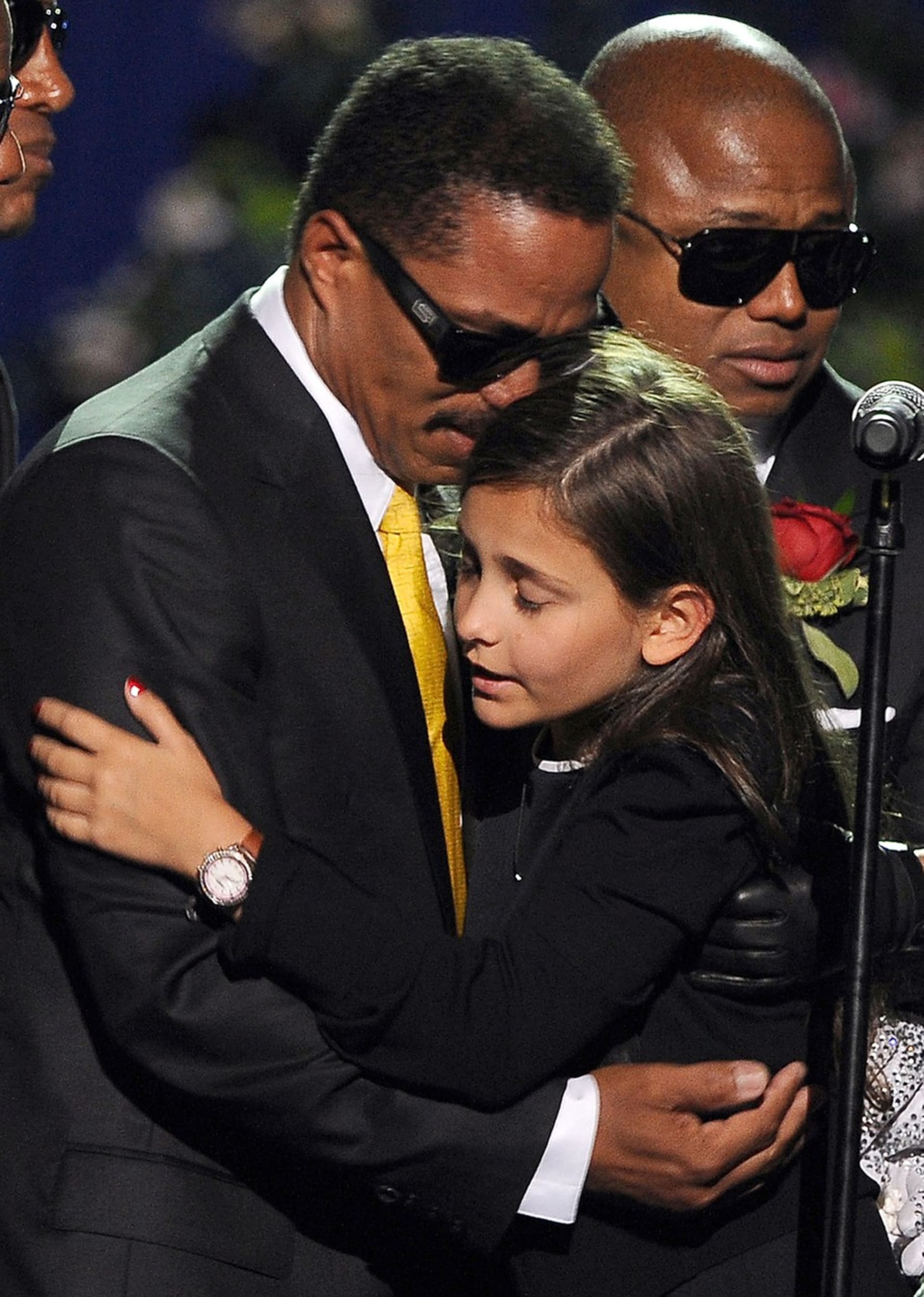 Paris Jackson na pohřbu otce Michaela utěšuje její strejda Marlon Jackson.