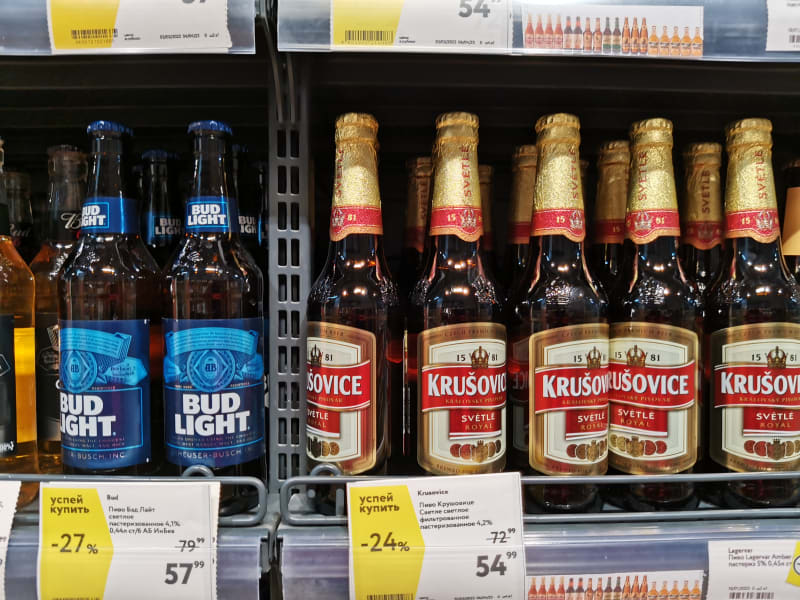 České pivo a další výrobky lze dodnes nalézt na pultech ruských supermarketů.