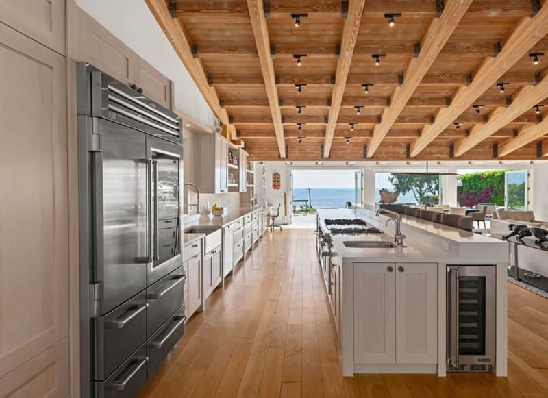 Avril Lavigne prodává dům v Malibu: moderní  kuchyň
