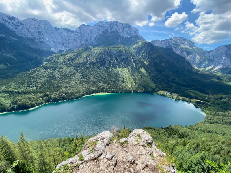 Vyhlídka nad rakouským jezerem Langbathsee