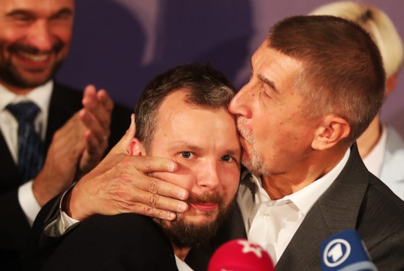 Expremiér a předseda hnutí ANO Andrej Babiš (vpravo) po vítězství ve sněmovních volbách v roce 2017 slavně líbal svého marketingového experta Marka Prchala, kterého tehdy označil za „génia sociálních sítí“.
