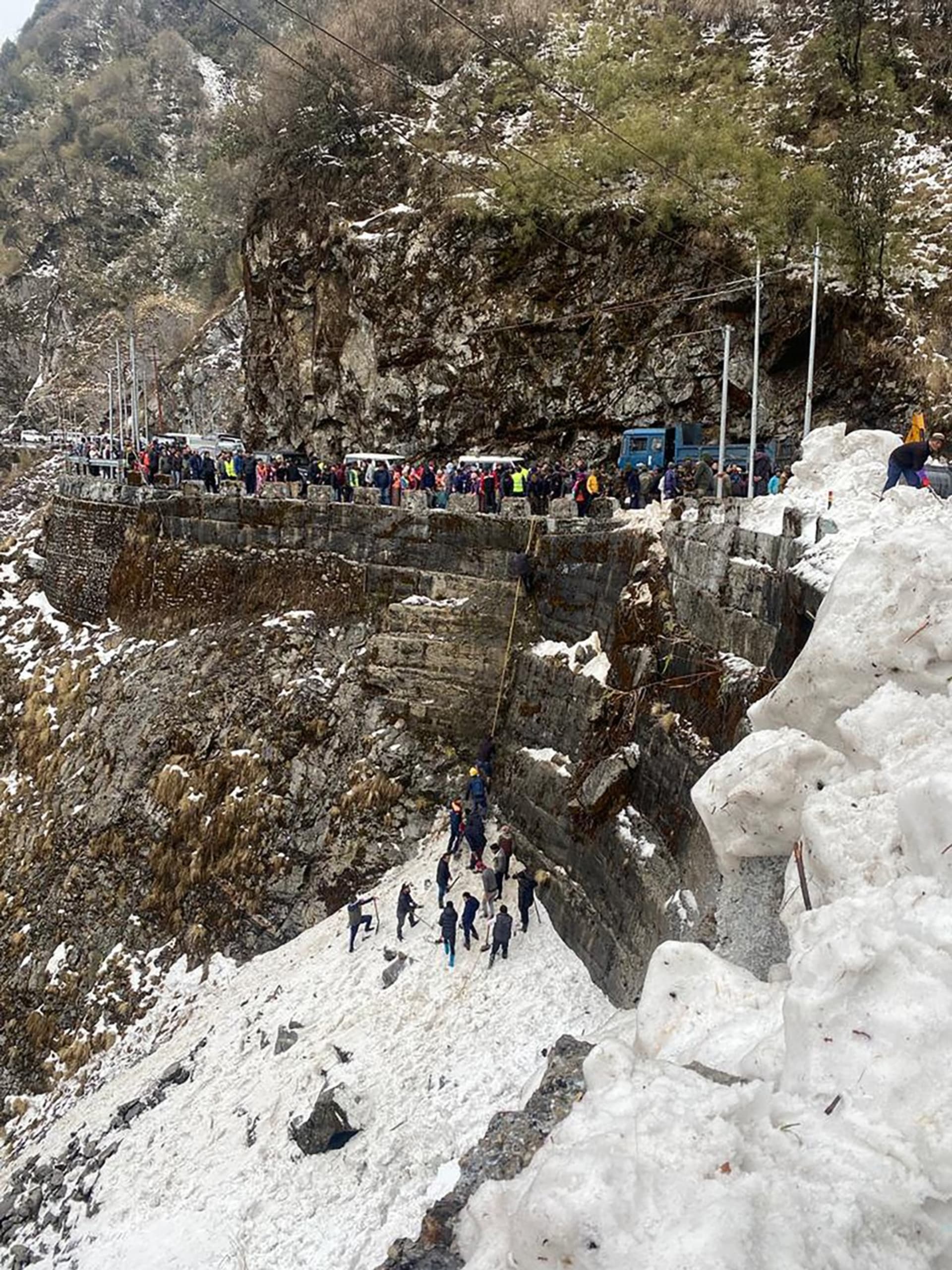 Lavina v indickém státě Sikkim zavalila turisty, nejméně sedm jich je mrtvých.