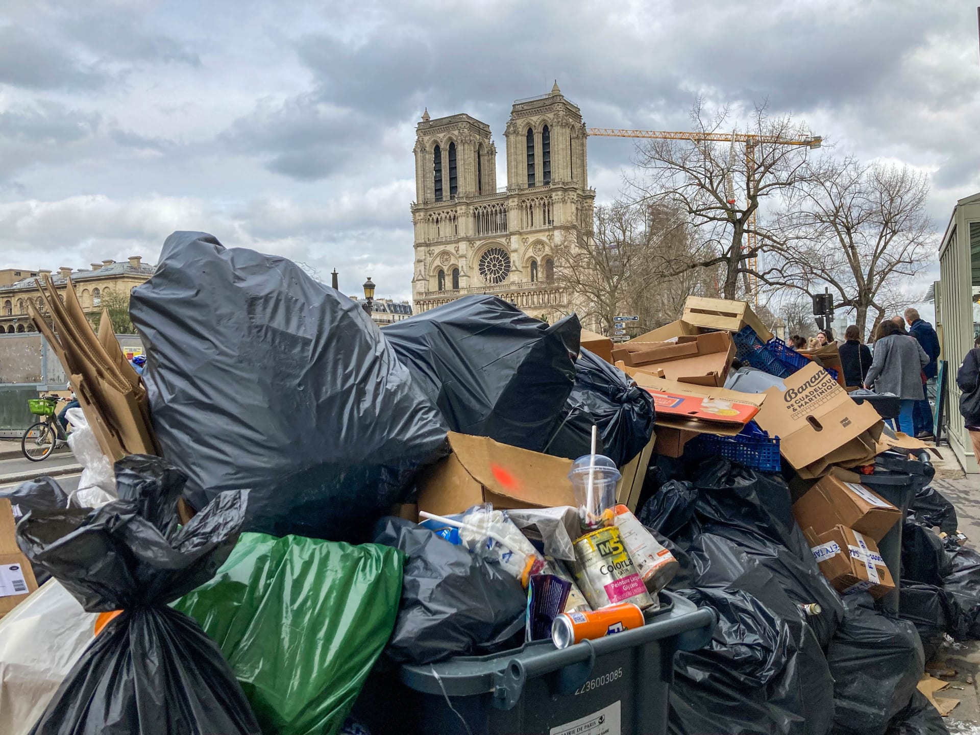 REPORTÁŽ: Město lásky v plamenech a pod vlnou odpadků. Jak se žije ve stávkující Paříži?