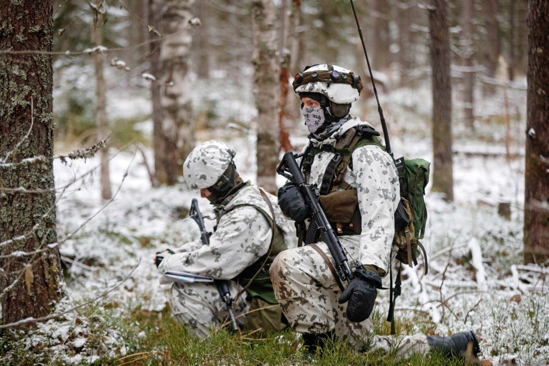 Finští vojáci v typickém zimním maskování zavedeném v roce 2016