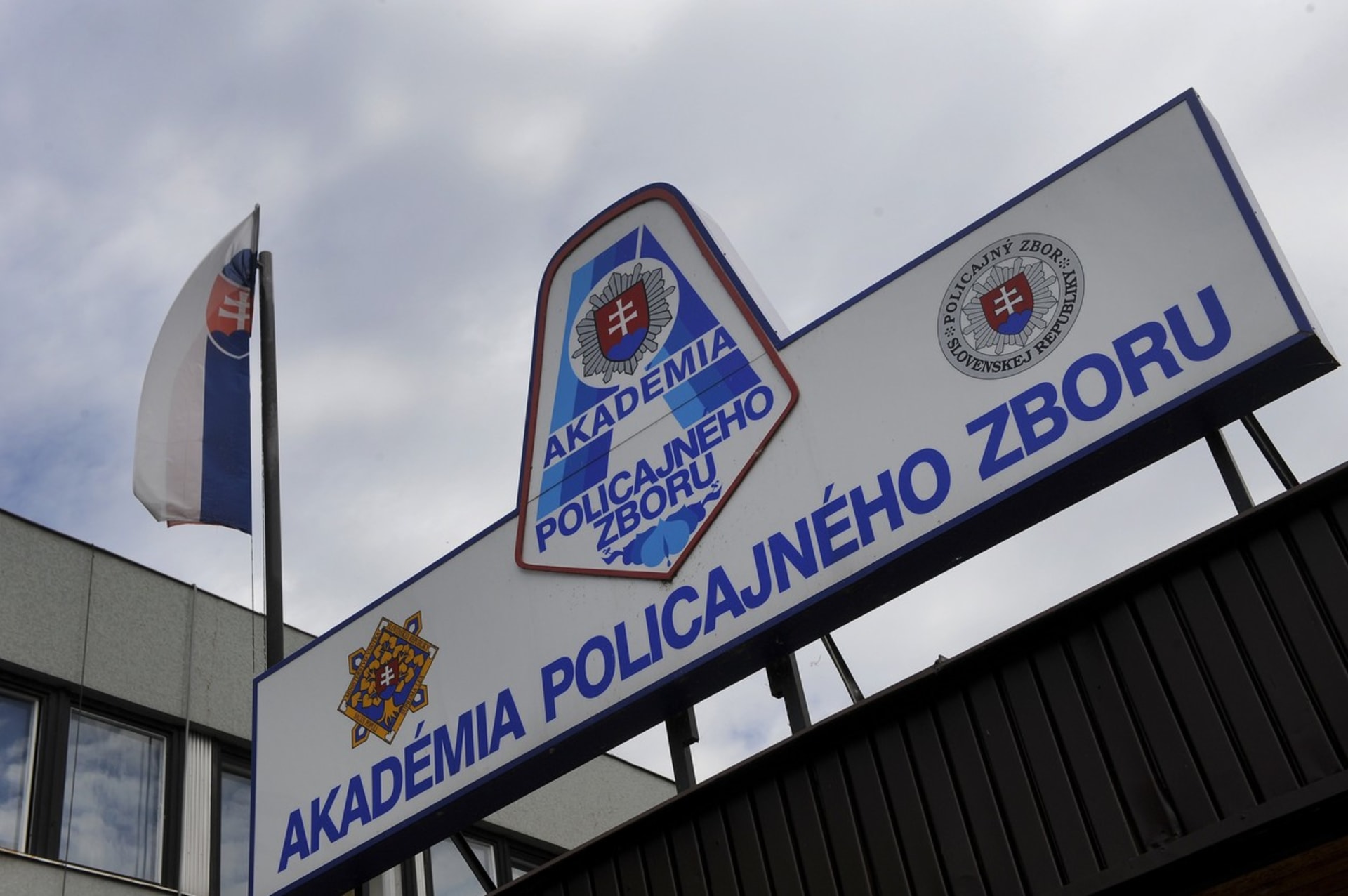 Na Akademii policejního sboru v Bratislavě učí pedagog odsouzený za rozesílání nahých fotek své bývalé přítelkyně.
