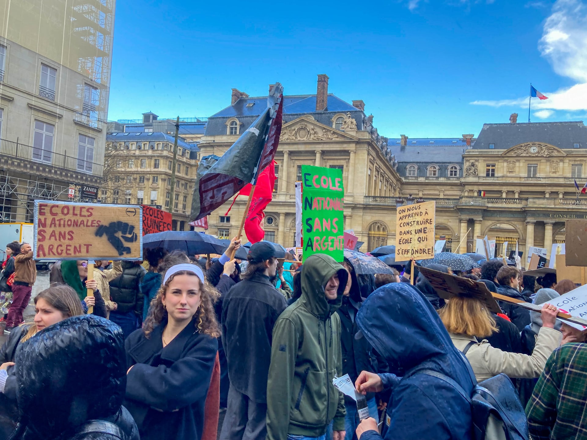 Důchodová reforma z dílny vlády Emmanuela Macrona vyprovokovala desítky tisíc Francouzů natolik, že vyšli do ulic. Paříž takřka denně trpí na protestní pochody a stávky.