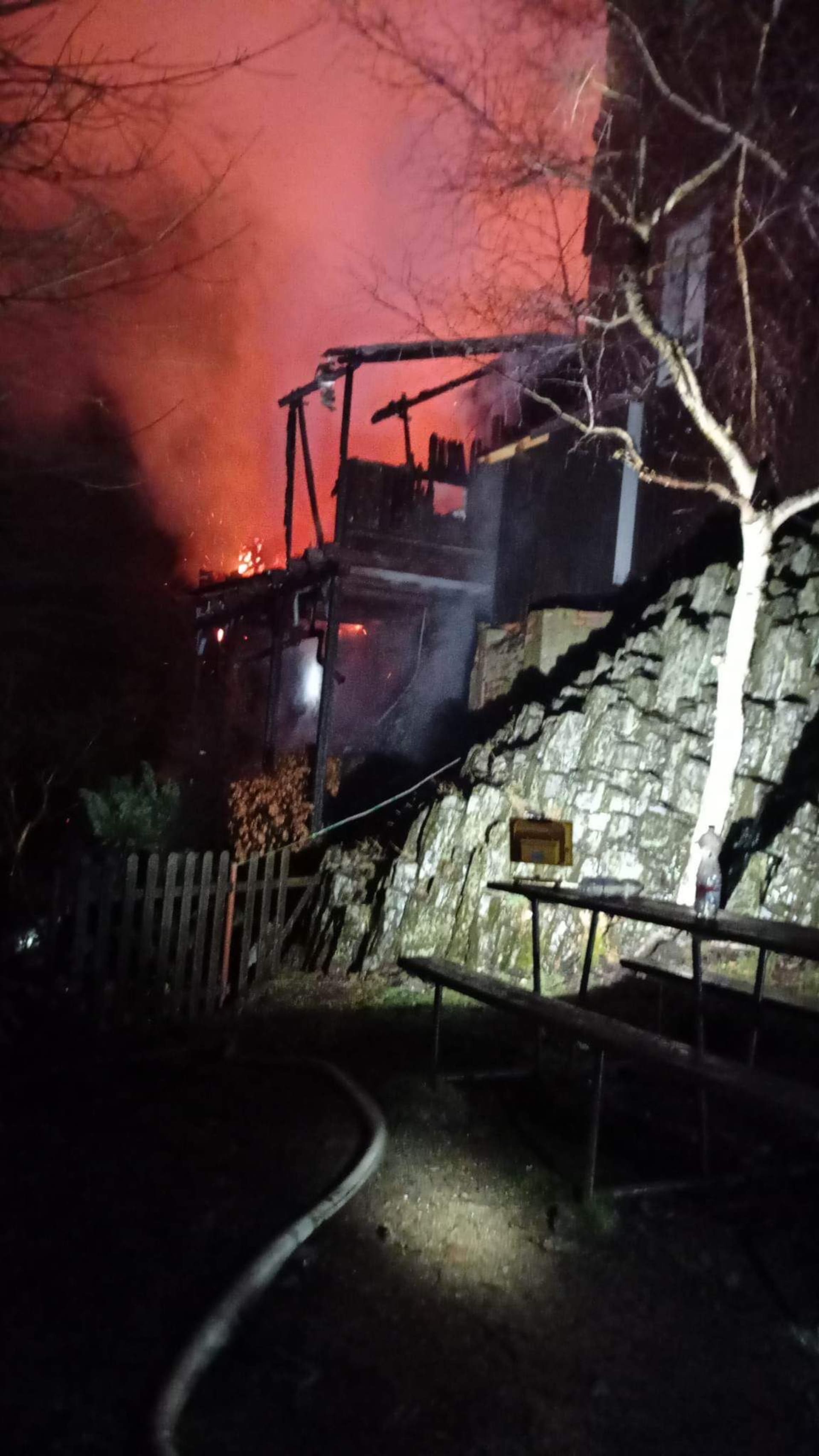Sedm jednotek hasičů vyjelo v 2:31 k požáru domku u vyhlídky na Vlčí hoře. Požár zasáhl i vyhlídkovou věž.