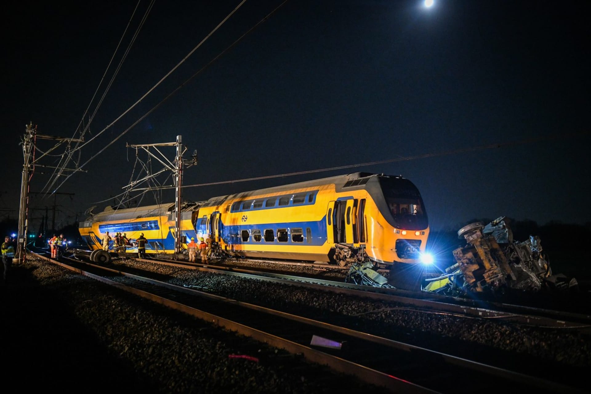 Několik lidí utrpělo vážná zranění při srážce osobního vlaku s nákladním u Haagu.