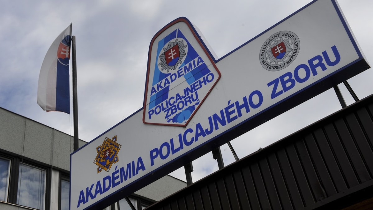Na Akademii policejního sboru v Bratislavě učí pedagog odsouzený za rozesílání nahých fotek své bývalé přítelkyně.
