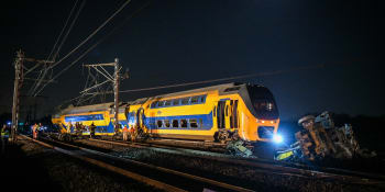 Děsivá nehoda vlaku u Haagu: Souprava začala hořet. Jeden člověk zemřel, desítky jsou zraněny