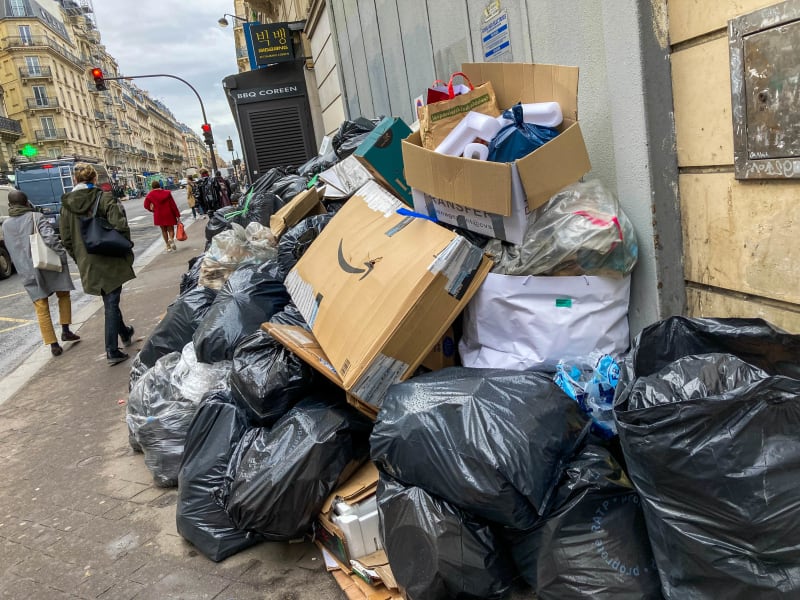 Paříž se během posledních týdnů proměnila v město plné odpadků či krys.