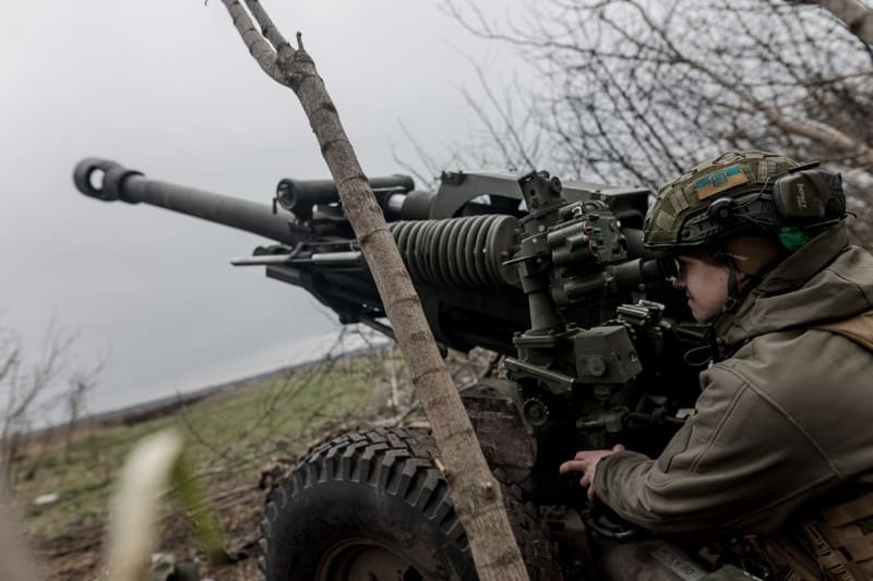 Ukrajinští vojáci poblíž Bachmutu (3. 4. 2023)