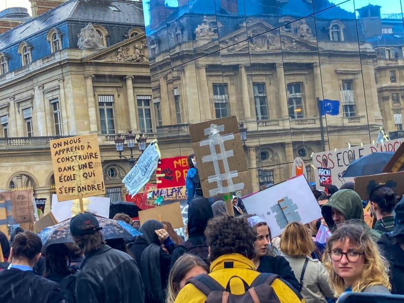 Důchodová reforma z dílny vlády Emmanuela Macrona vyprovokovala desítky tisíc Francouzů natolik, že vyšli do ulic. 