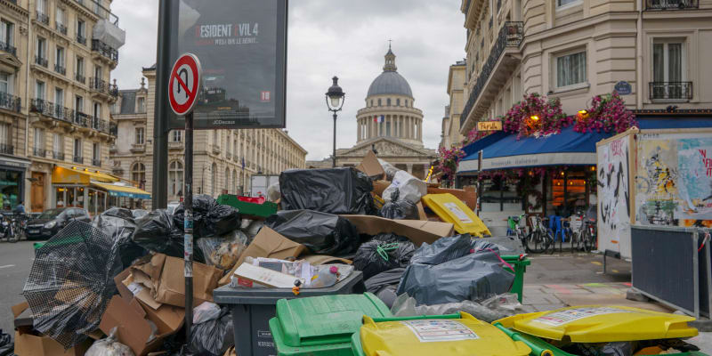Paříž se během demonstrací proměnila v město plné odpadků či krys. 