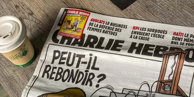 Emmanuela Macrona si kvůli důchodové reformě a následné vlně protestů berou na paškál francouzská média. Mimo jiné i satirický magazín Charlie Hebdo.