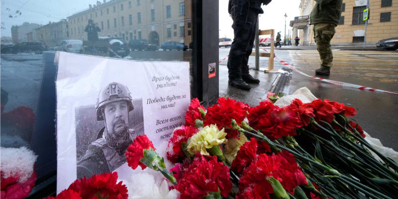 Kromě mrtvého prokremelského blogera Vladlena Tatarského zůstalo uvnitř 32 zraněných.