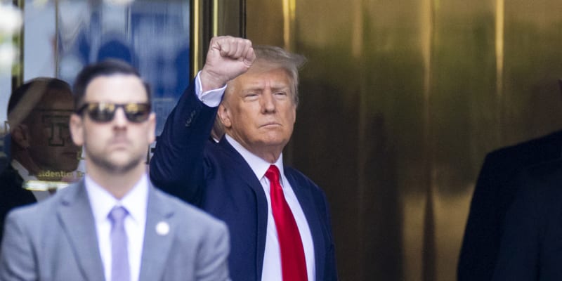Donald Trump na cestě k newyorskému soudu 