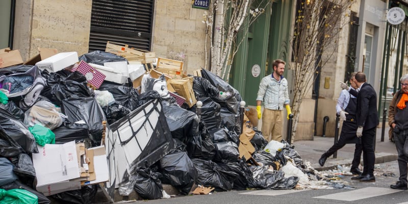 Pařížské ulice zahlcené pytli s odpadem musí mnohdy čistit třeba personál blízkých restaurací, aby si k nim zákazníci vůbec našli cestu.