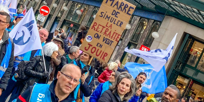 Důchodová reforma z dílny vlády Emmanuela Macrona vyprovokovala desítky tisíc Francouzů natolik, že vyšli do ulic. 